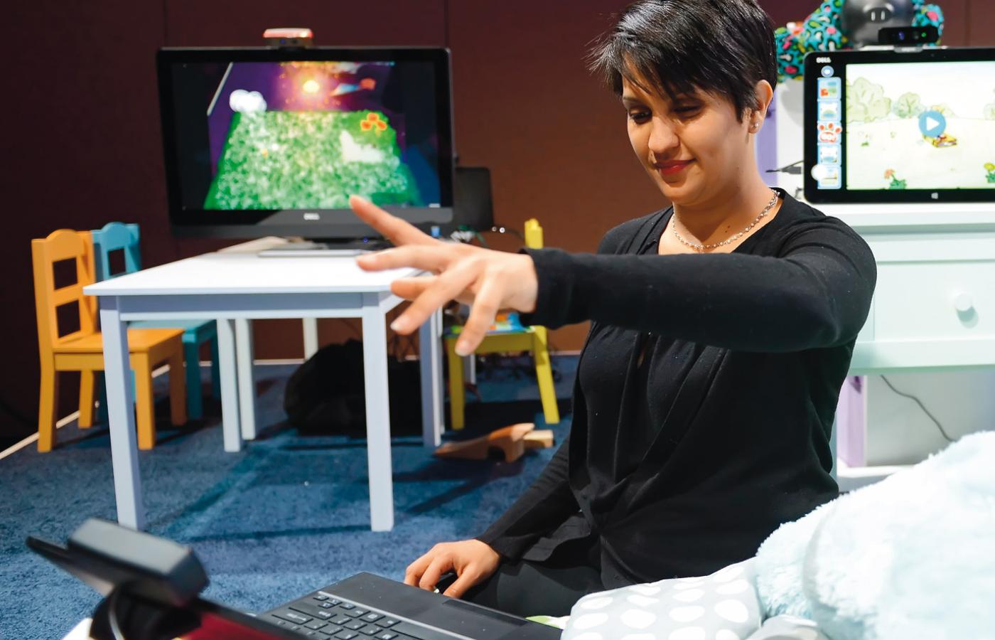 Pracowniczka Intela podczas pokazu sterowania gestem grą komputerową.