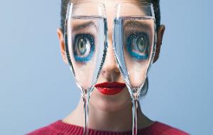 Kinga Janik-Koncewicz: „W 1999 r. statystyczny Polak mógł kupić za pensję minimalną ok. 27 butelek wódki, a w 2021 r. – 107”.