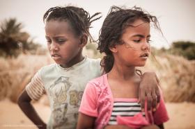 Kobiety w Mauretanii mają zwyczaj przekarmiać swoje córki, bo jest to w tym rejonie świata dobrze widziane.