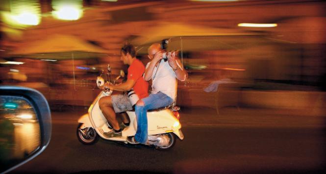 Paparat to facet z aparatem.