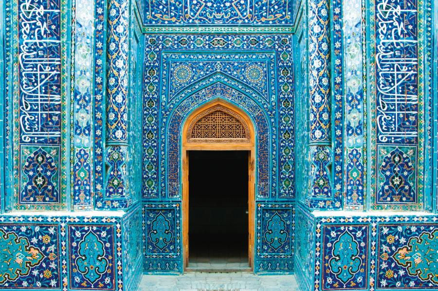 Sztuka islamu – zdobione płytkami ceramicznymi wejście do grobowca (Samarkanda, Uzbekistan).