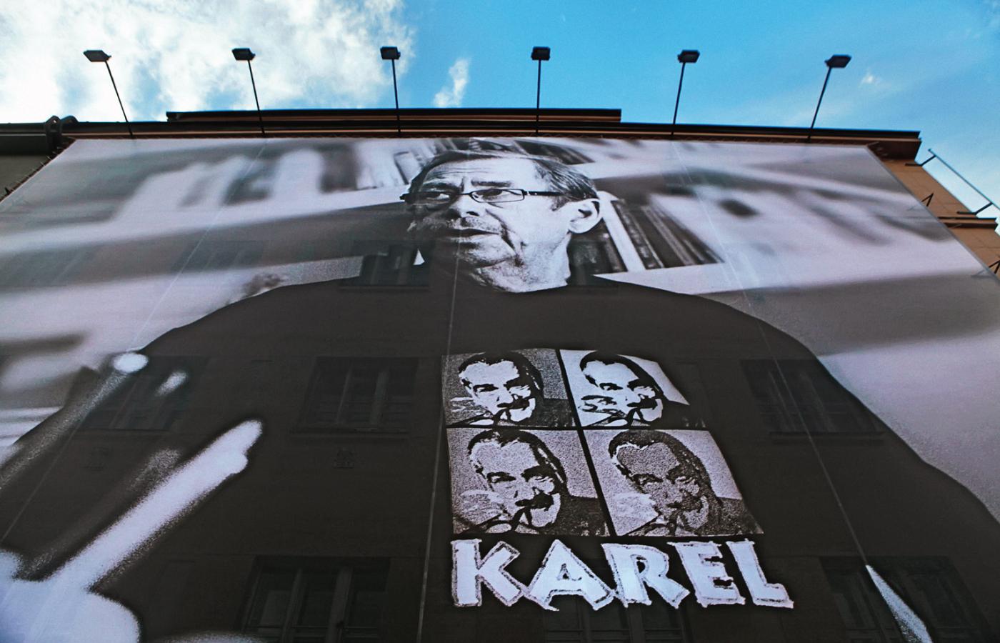 Portret Vaclava Havla z wmontowanymi zdjeciami dawnego współpracownika Karela Schwarzeneberga - baner z kampanii wyborczej w Pradze.