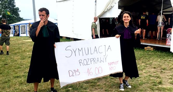 Aktywiści Fundacji Court Watch Polska, Michał Popiela i Sara Smyczek. Fundacja Court Watch Polska organizowała podczas festiwalu Pol’And’Rock w 2017 r. w namiocie Biura Rzecznika Praw Obywatelskich symulacje rozpraw sądowych, a także promowała grę edukacyjną Prawopolis.