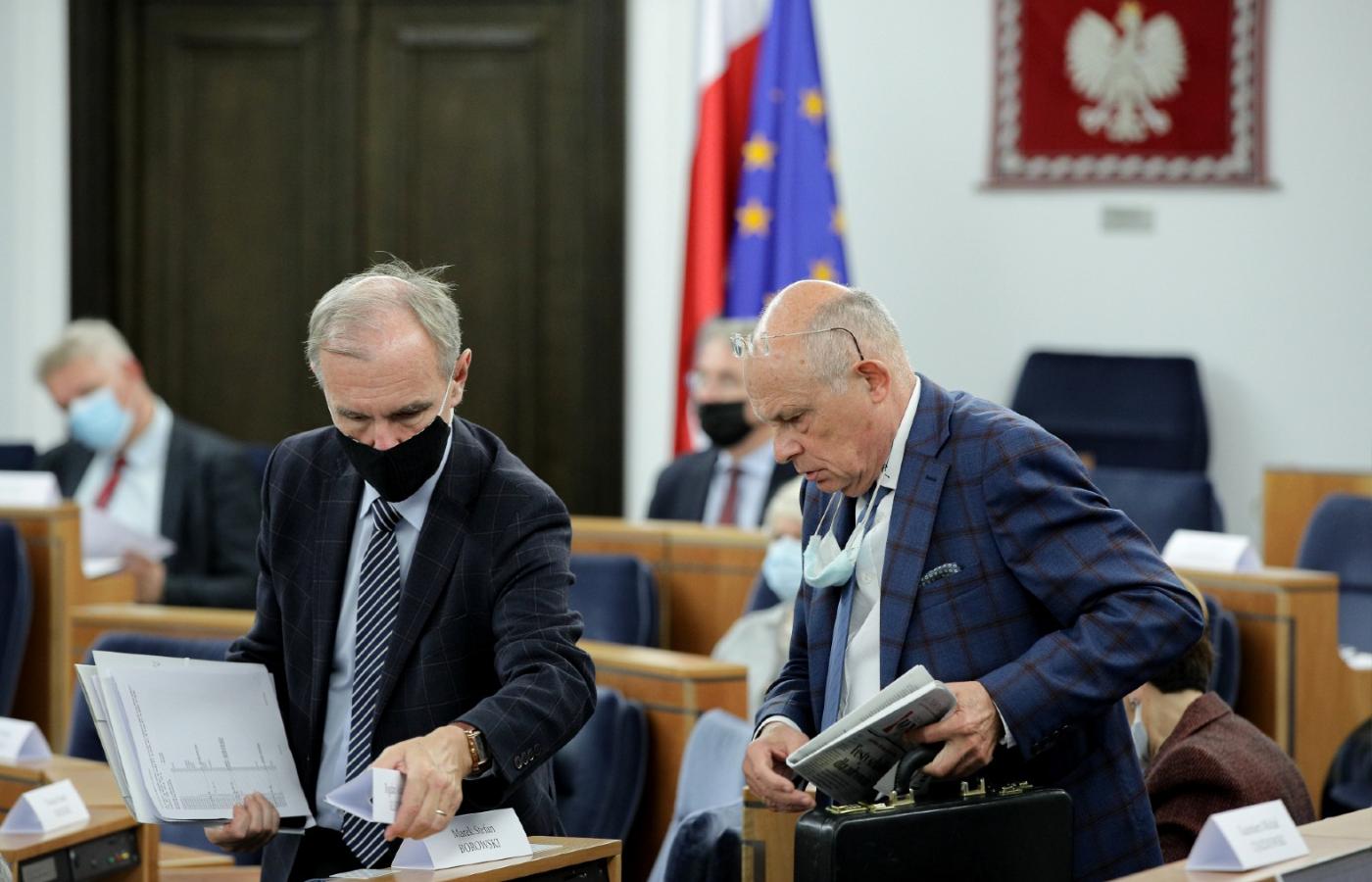 Senatorowie Bogdan Klich i Marek Borowski podczas posiedzenia Senatu