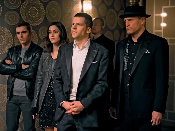 Od lewej: Dave Franco, Lizzy Caplan, Jesse Eisenberg i Woody Harrelson - gwiazdy „Iluzji 2”