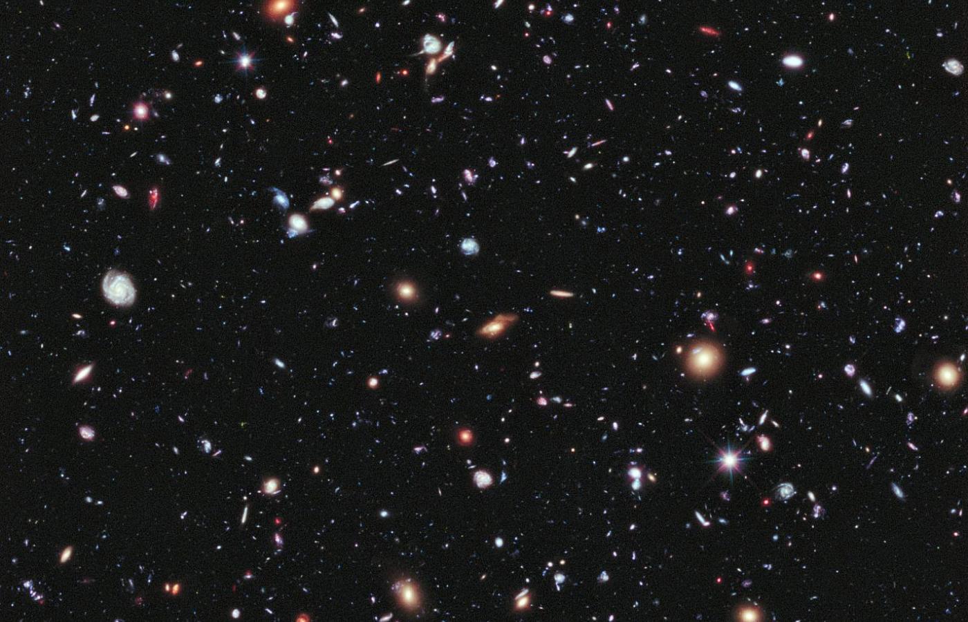 Tzw. Ekstremalnie Głębokie Pole Hubble'a. Każdy ze świetlnych punktów na tym zdjęciu jest galaktyką.