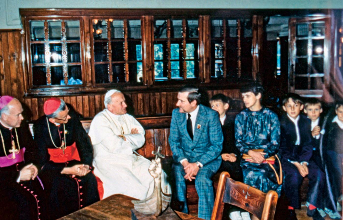 Oficjalne spotkanie Jana Pawła II z Lechem Wałęsą i jego rodziną w tatrzańskim schronisku w Dolinie Chochołowskiej 23 czerwca 1983 r.