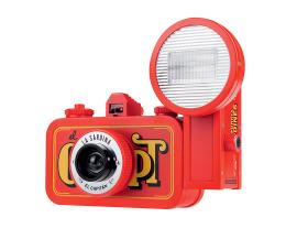 Aparat LOMO La Sardina F + El Capitan. W czasach coraz bardziej skomplikowanych aparatów cyfrowych powróciła moda na modele analogowe stylizowane na starocie (tu: na radziecki aparat LOMO), www.sklep.lomografia.pl. Cena: 389 zł.