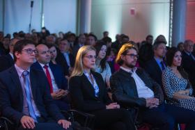 Finaliści oczekujący na ogłoszenie wyników.