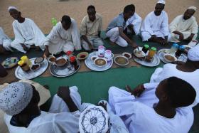 Wspólny posiłek suhur - przed wschodem słońca w meczecie Sheikh Bashir, podczas świętego miesiąca Ramadan.  Sudan, 26 czerwca 2012.