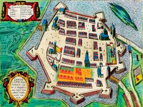Panorama Zamościa, niemiecki atlas z 1615 r.; zaznaczyliśmy domy przeznaczone dla Żydów przez projektanta miasta.