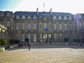 ...w Pałacu Elizejskim (siedziba prezydenta Francji)...