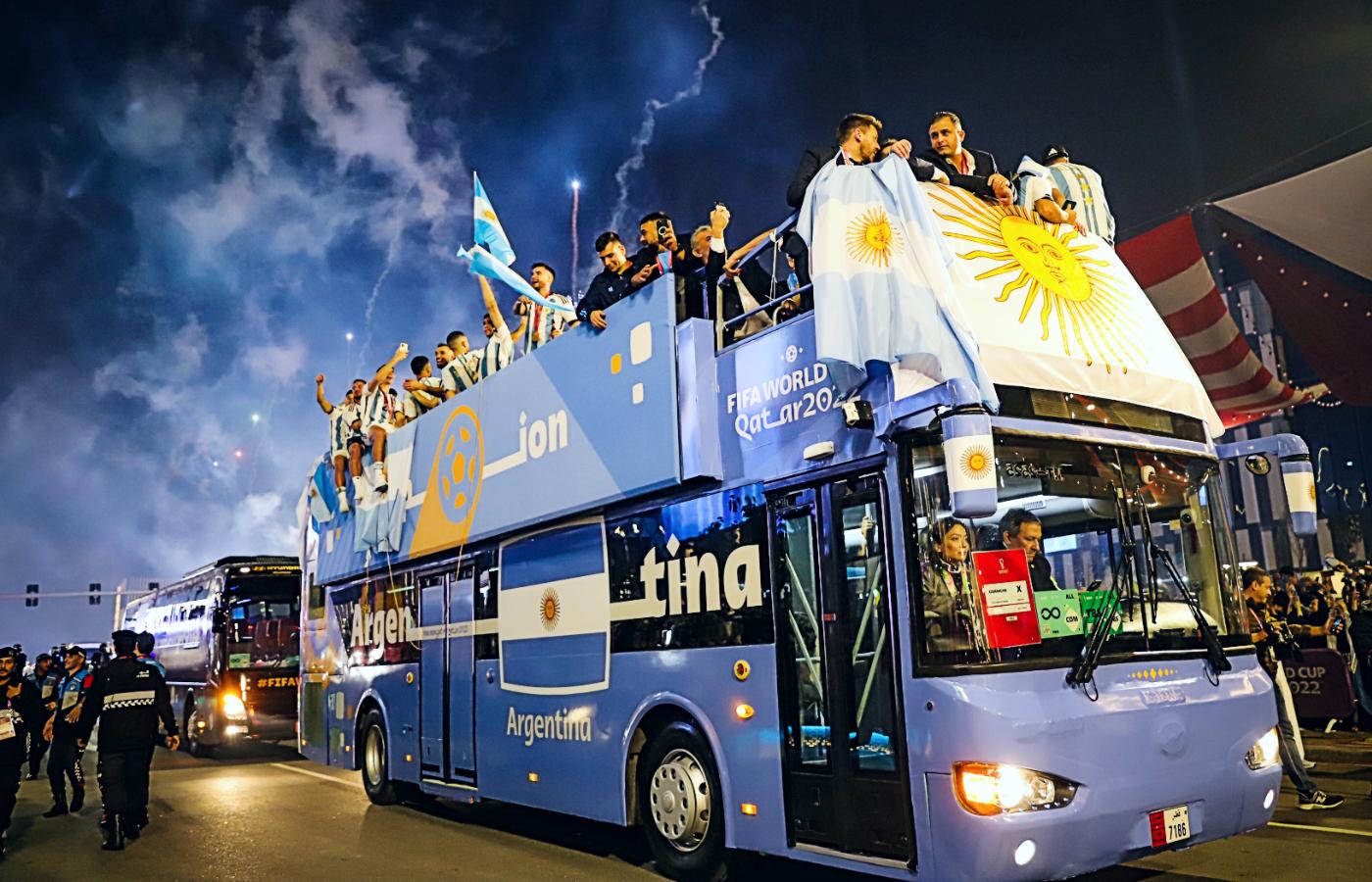 Kibice Argentyny świętują zwycięstwo w Katarze, 18 grudnia 2022 r.