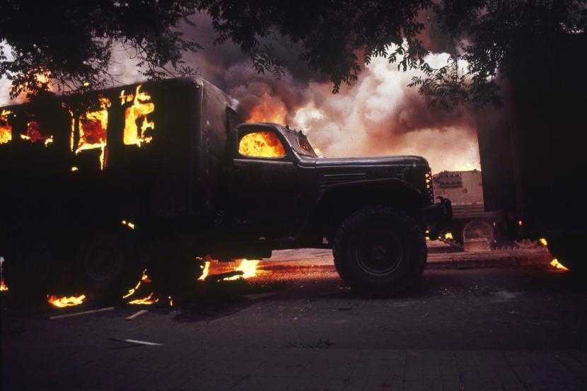 Maj, starcia na West Chang’An Avenue. Płonie jeden z pojazdów wojskowych. W nocy z 3 na 4 czerwca protestującym udało się spalić 20 transporterów opancerzonych.