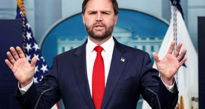 Wiceprezydent Stanów Zjednoczonych J.D. Vance podczas konferencji prasowej w Białym Domu, październik 2025 r.