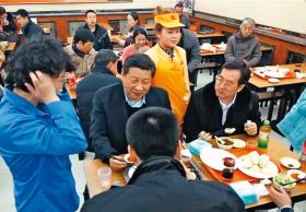 Prezydent Xi Jinping (w środku) w barze szybkiej obsługi w Pekinie.