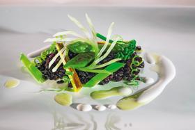 Chrupiący czarny ryż z warzywami i mleczkiem z orzechów brazylijskich