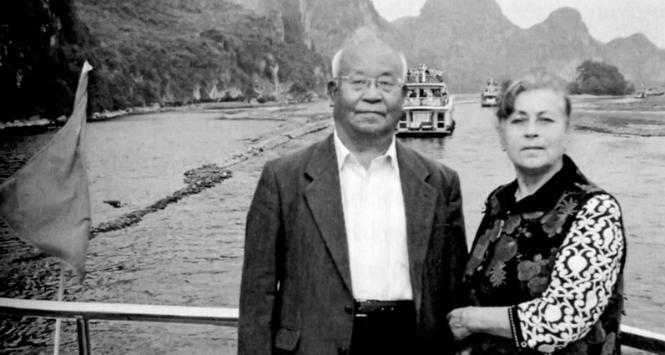 Chań Cuń-li, przyjaciel Jerzego W. Borejszy z czasów wspólnego studiowania w Moskwie we wczesnych latach 50., jeden z bohaterów jego książki. Na zdjęciu z żoną Walentyną Jefremową na Żółtej Rzece.