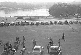 Okolice stadionu i widok na Warszawę w 1957 r. 80 tysięcy widzów i tylko kilkaset samochodów.