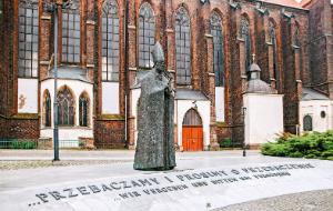 Pomnik arcybiskupa Bolesława Kominka we Wrocławiu