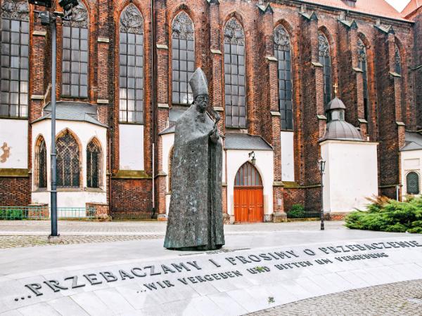 Pomnik arcybiskupa Bolesława Kominka we Wrocławiu