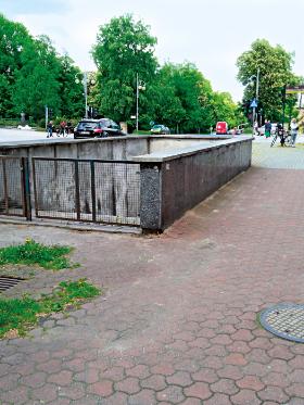 Jedyny ślad po tunelu – nieczynne zejście przy ul. Pułaskiego. Pozostałe zlikwidowano.