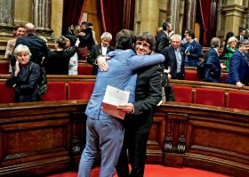 Szef autonomii Carles Puigdemont (z prawej) po ogłoszeniu deklaracji niepodległości przez kataloński parlament, 27 października.