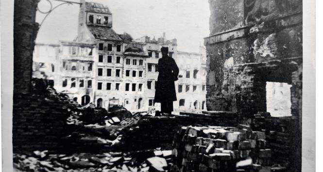 Henryk Jerzy Chmielewski ps. Jupiter, na powstańczej barykadzie na Świętojańskiej.