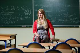 Kiedy wychodzi, zawsze ma zeszyt, Dziennik Pomysłów, gdyż świat jest inspiracją.