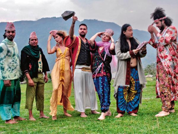 Igor Spolski (w białych spodniach) z muzykami z nepalskiej Happy Village Orchestra.
