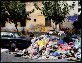 Ze względu na często strajkujące firmy porządkowe na ulicach leżą tony śmieci.