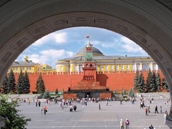 Widok z Placu Czerwonego: Mauzoleum Lenina, a za murem fasada Pałacu Senackiego, gdzie urzęduje prezydent Rosji.