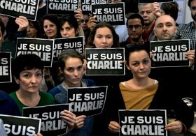 Dziennikarze Agence France Presse w hołdzie ofiarom zamachu w redakcji „Charlie Hebdo”, styczeń 2015 r.