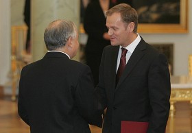16.11.2007 Prezydent Lech Kaczyński wręcza Donaldowi Tuskowi nominację na premiera