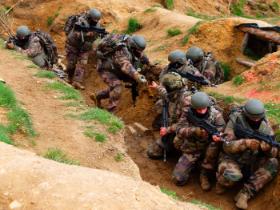 Labirynt okopów został zaatakowany jednocześnie z trzech stron, co według prowadzących szkolenie było inicjatywą dowódcy zespołu szturmowego.