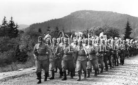 Żołnierze maszerują do pracy przy bieszczadzkich drogach…