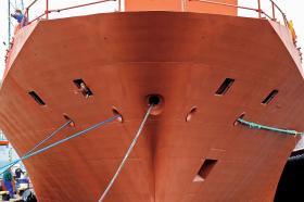 Wodowanie kadłuba korwety Gawron w 2009 r. Dzisiaj nadal mamy kadłub. Tylko że starszy.