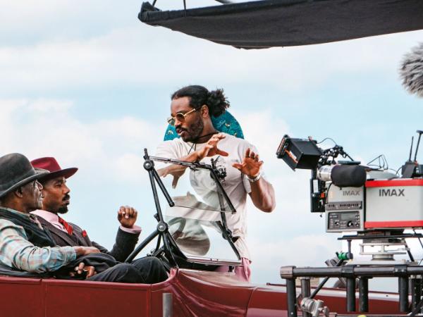 Reżyser Ryan Coogler (stoi) na planie „Grzeszników”. Film dostał 16 nominacji do Oscara.