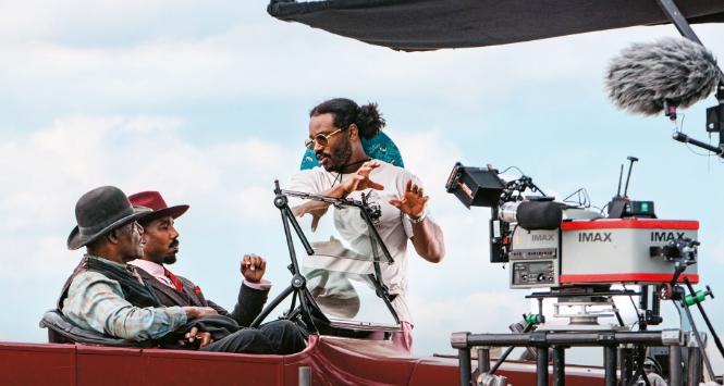 Reżyser Ryan Coogler (stoi) na planie „Grzeszników”. Film dostał 16 nominacji do Oscara.