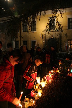 Mieszkańcy Krakowa rok później, na ulicy Floriańskiej pod tym samym 'papieskim' oknem.