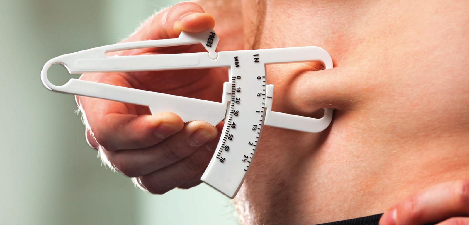 Grubość fałdów tłuszczowych mierzy się za pomocą tzw. fałdomierza.
