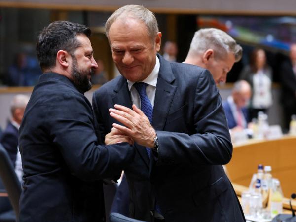 Prezydent Ukrainy Wołodymyr Zełenski i premier Polski Donald Tusk podczas unijnego szczytu. 16 października 2026 r.