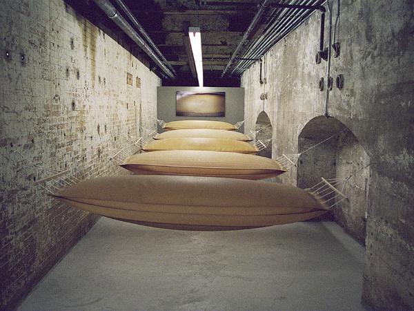 Przyjemność poza zasięgiem, 2003, instalacja, 5 nadmuchiwanych hamaków z gumy, wymiary  190 cm x 80 cm każdy