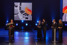 „Za piękny głos i osobowość sceniczną, za wyraziste i wzruszające kreacje kobiet namiętnych i doświadczonych” – usłyszała Wioletta Chodowicz od Doroty Szwarcman i stojącego obok niej Łukasza Borowicza, laureata z 2007 r.