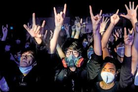 Koncert w otwartym już klubie w Hongkongu.