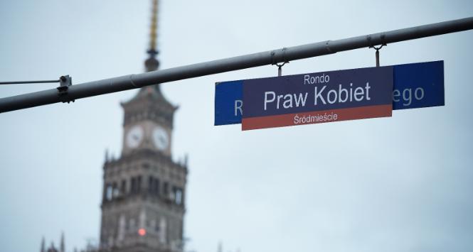 Rondo im. Romana Dmowskiego spontanicznie przemianowane na rondo Praw Kobiet przez uczestników demonstracji „W imię matki, córki, siostry”. Warszawa, 28.11.2020 r.