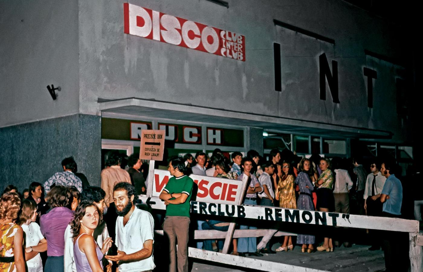 W oczekiwaniu na wejście do dyskoteki w studenckim klubie Remont, 1972 r.