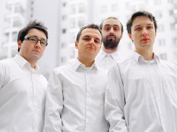 Nerwowe Wakacjie odnoszą się w liniach wokalnych do bigbitowego stylu.