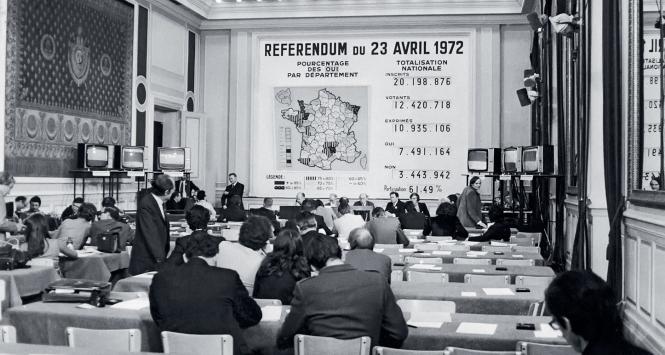 Wyniki francuskiego referendum z 23 kwietnia 1972 r. w sprawie zgody na rozszerzenie EWG (rezultat: tak); dopóki u władzy był gen. de Gaulle, dopóty EWG była klubem zamkniętym z powodu jego obaw wobec Wielkiej Brytanii.