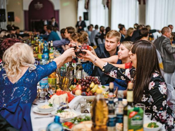 Obawiamy się, że jeśli postawimy na stole zbyt mało, goście poczują się niezręcznie.
